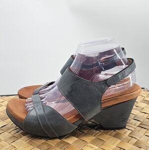 Gentle Souls Gray Wedge Sandals Size 9